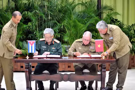 Deputy Defence Minister Nguyen Chi Vinh visits Cuba