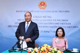 Prime Minister visits Vietnamese embassy staff, expatriates in Sweden