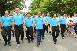 Thousands join walk to convey health messages