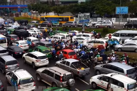 HCM City urges work on roads surrounding airport