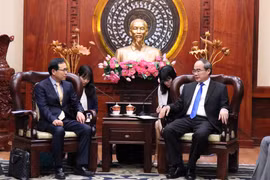 HCM City urges Samsung to soon open R&D centre
