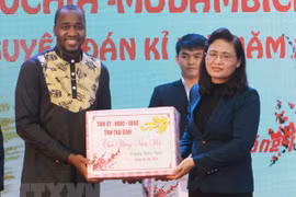 New Year gifts to Lao, Cambodian, Mozambican students in Thai Binh 
