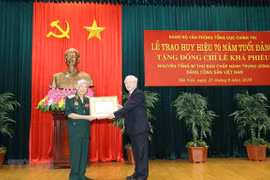 Former leader Le Kha Phieu receives 70-year Party membership badge