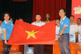 Tet gifts presented to soldiers on Truong Sa, DK1 platform