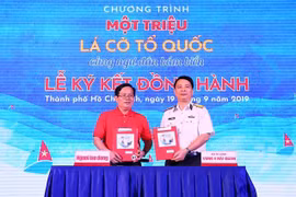 Navy joins programme to present a million national flags to fishermen