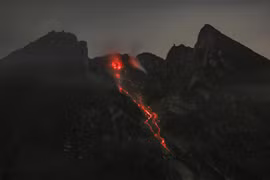 Indonesia: Mount Merapi spews hot 1,250m cloud 