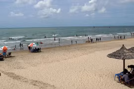 Visitors flock to tourist destinations during national holidays 