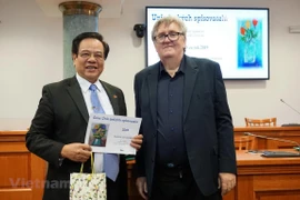 Czech-Vietnamese encyclopaedia wins Czech literature award