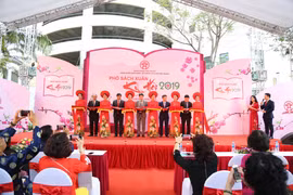 Hanoi: Various activities invite visitors to Spring Book Street