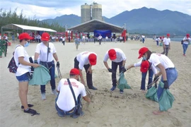 Over 800 volunteers join hands in cleaning Da Nang beach