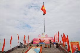 Flag-raising ceremony in Quang Tri marks National Reunification Day