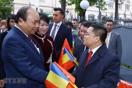 PM Nguyen Xuan Phuc meets overseas Vietnamese in Romania