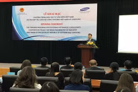 Samsung helps train Vietnamese consultants in support industry