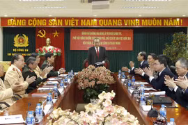 Deputy PM pays pre-Tet visit to departments of public security ministry