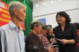 Vice President presents Tet gifts to disadvantaged people