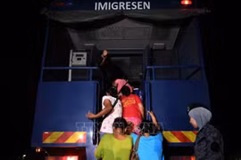 Malaysia fights illegal immigration 