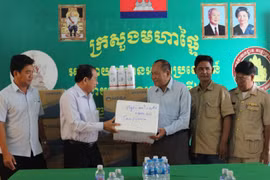 Foot-and-mouth disease vaccines provided for Cambodian province