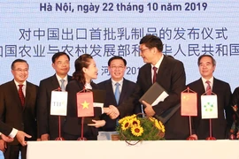 Vietnam’s first batch of milk exported to China