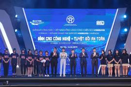 Hanoi students presented with 10,000 qualified helmets