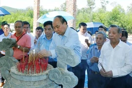 PM offers incense to martyrs in Quang Nam 