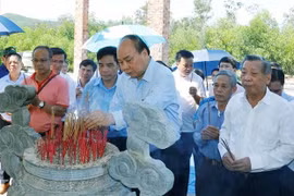 PM offers incense to martyrs in Quang Nam 