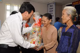 Poor families in central provinces receive support ahead of Tet