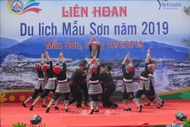 Thousands flock to Mau Son mount for tourism festival 