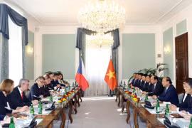 PM Phuc holds talks with Czech counterpart