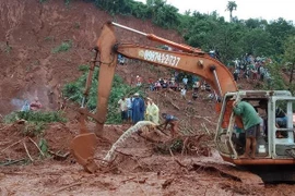 Family of three buried under landslides in Dak Nong province