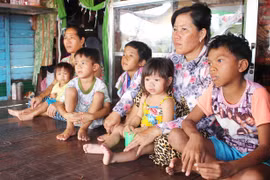 Needy Vietnamese in Cambodia receive gifts 