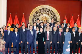 Top legislator calls for Chinese investments to technology