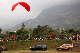 First Puteleng paragliding competition opens in Lai Chau