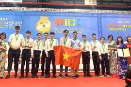 Hanoi students win gold medals at int’l invention contest
