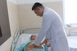 Vietnam uses robot surgery for first time on kidney cancer patient
