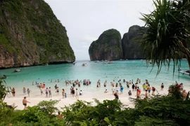 Tourists flee Thai resort islands to avoid storm