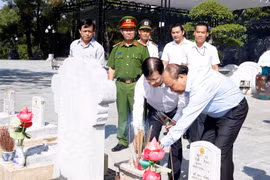 Prime Minister offers incense to commemorate fallen soldiers in Quang Tri