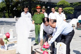 Prime Minister offers incense to commemorate fallen soldiers in Quang Tri