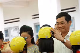  Over 1,300 primary students in Gia Lai receive free helmets 