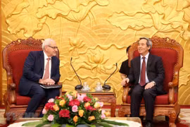 Party official receives IFC, Google leaders 