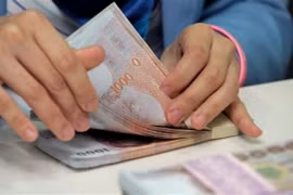 Four major Thai banks cut loan interest rates to spur economy
