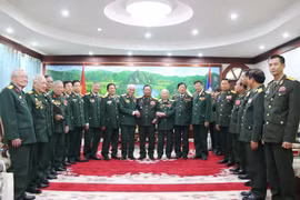 Lao Defence Minister receives former Vietnamese soldiers, experts