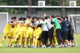 PM shows support for players before World Cup qualifier in Thailand
