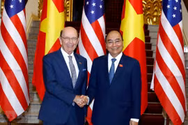 PM Nguyen Xuan Phuc receives US Secretary of Commerce 