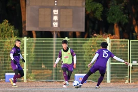 Defender Do Duy Manh (centre) and his teammates in a training session to prepare for the ASEAN Cup 2024. (Photo: VFF)