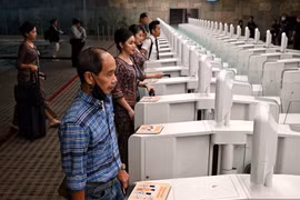 It now takes an average of just 10 seconds to clear immigration at Changi Airport, with passengers having to use only their biometrics (Photo: straitstimes.com)