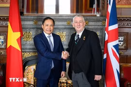 Vietnamese Ambassador to the UK Do Minh Hung (L) meets Speaker of the UK House of Commons Lindsay Hoyle (Photo: VNA)
