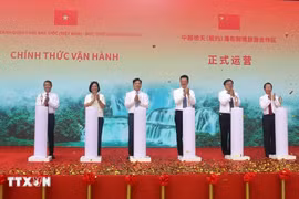 Delegates launch the official opening of the Ban Gioc (Vietnam) - Detian (China) Waterfalls landscape site. (Photo: VNA)