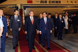 Chinese Premier Li Qiang (centre) is welcomed at the Noi Bai International Airport (Photo: VNA)