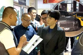 A police officer reads arrest warrant to Warathaphon “Boss Paul” Waratyaworrakul, CEO of Icon Group, at the Office of the Consumer Protection Board. (Source: Central Investigation Bureau)