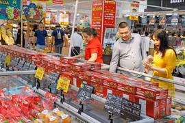 Total retail sales of consumer goods and services in Jan-Sep enjoy an estimated year-on-year rise of 8.8% to 4.7 trillion VND (189.1 million USD) (Photo: VNA)
